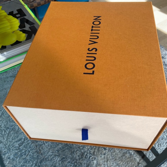 100% authentic Louis Vuitton Laureate platform desert boots. Never been worn - Picture 8 of 9